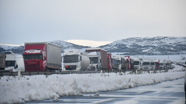 Geçtiğimiz günlerde yoğun kar yağışı nedeniyle Tarsus-Adana-Gaziantep karayolu ulaşıma kapanmıştı.