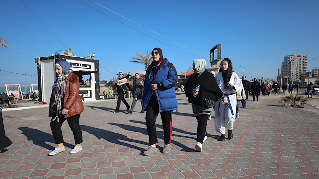 للتوعية بالرياضة.. عشرات النساء يمارسن المشي في غزة