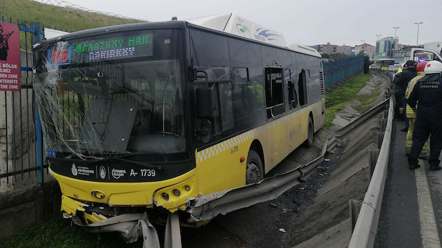 Kapıların açılmaması üzerine otobüsün camları kırılarak içeride bulunan yolcular çıkarıldı.
