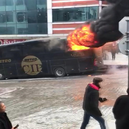 Esenyurtta korku dolu anlar: Alev alev yanan otobüsünü gözyaşları içerisinde izledi