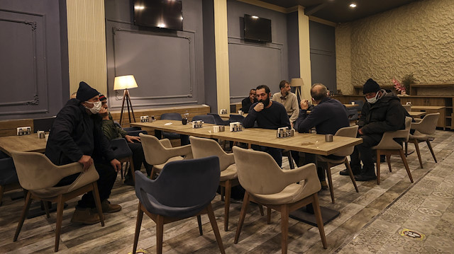 İstanbul'da soğuk ve karlı havada sokakta kalan vatandaşlar, İstanbul Valiliği koordinasyonunda otellerde misafir ediliyor.