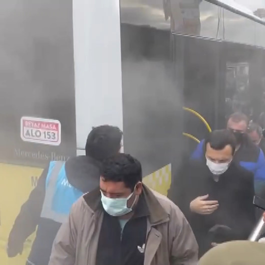 Durağa yanaşan metrobüsün motorundan dumanlar yükseldi: Yolcular tahliye edildi