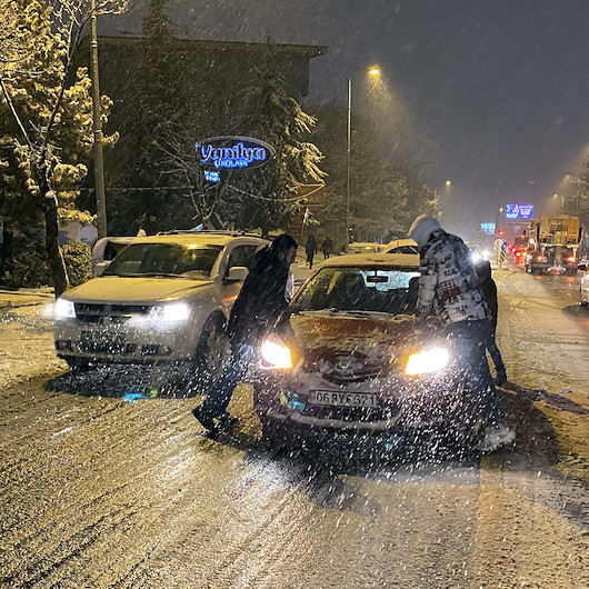Ankarada kar yağışı sürücülere zor anlar yaşattı