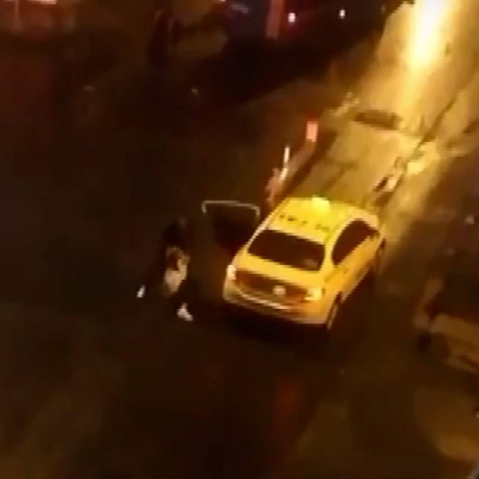 Kağıthanede taksiden indirdiği kadını yerde sürükledi