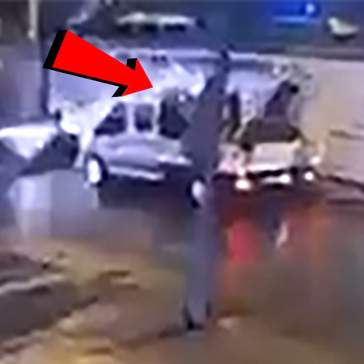 İBB reklam afişlerini jiletle keserek indirdi: Beyoğlu Belediye Başkanı Yıldız o anları paylaştı