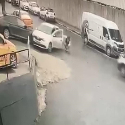 Beylikdüzünde kapısı açık otomobilden düşen öfkeli sürücü ölümden döndü