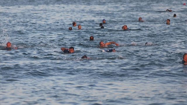 رغم برودة الطقس.. عشرات الهواة يسبحون في بحر غزة