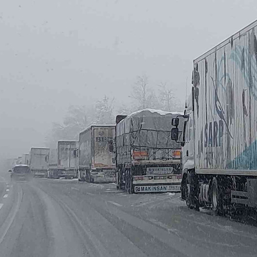 Samsunda kar yağışı karayolu ulaşımını aksattı: 610 TIR bekletiliyor