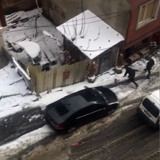 Kayan otomobilin altında kalmaktan son anda kurtuldular
