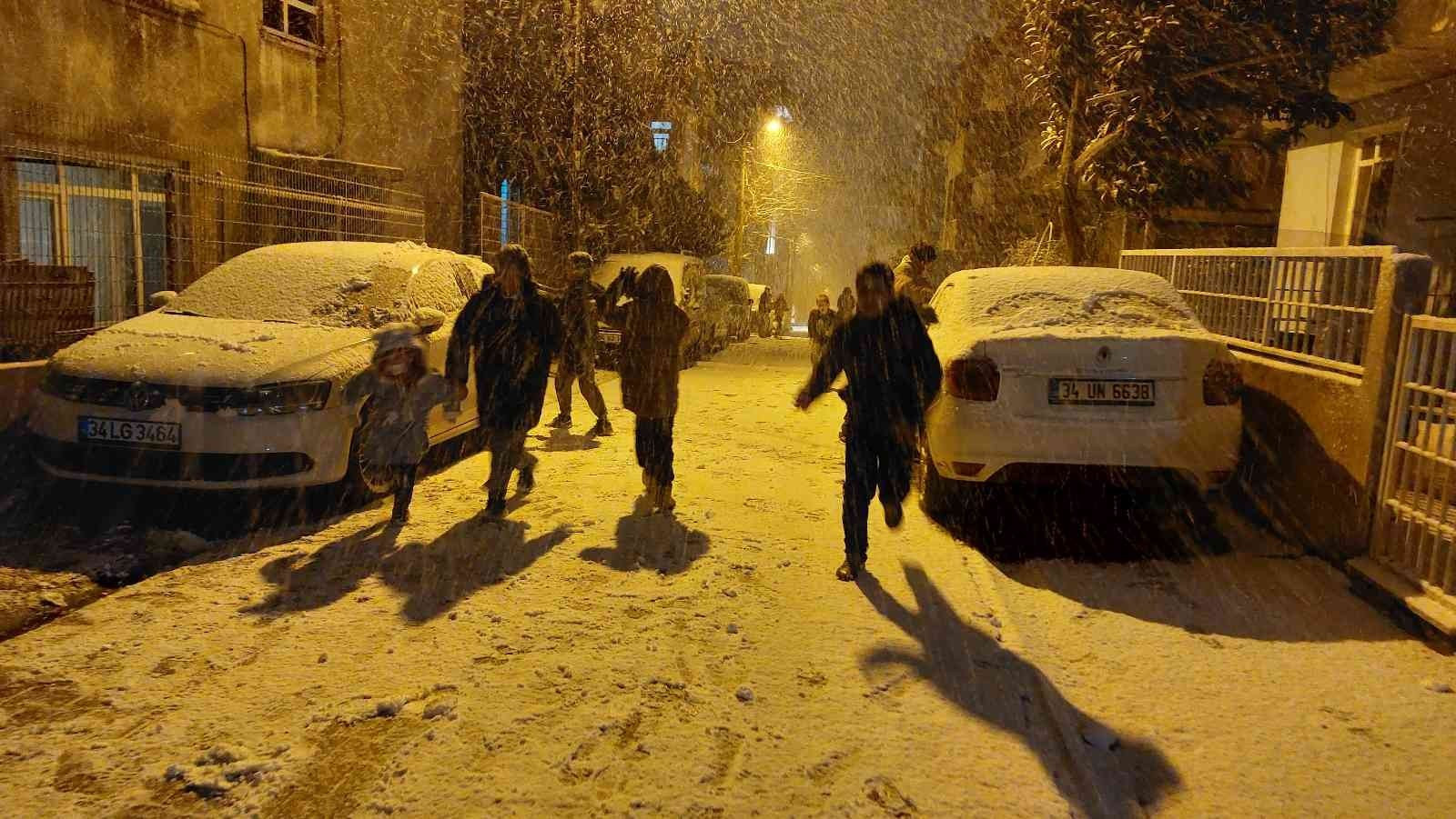 Küçükçekmece'de çocuklar gece yağan karı görünce sokağı çıkıp kartopu oynadılar.