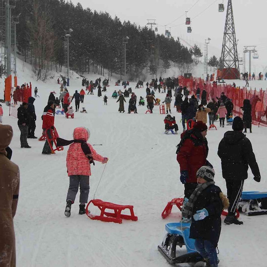 Palandöken’e akın: Binlerce yerli ve yabancı turist kayağın tadını çıkarttı