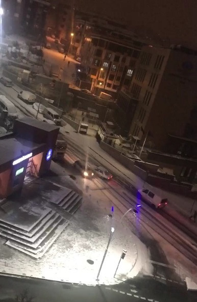 Sultangazi'de yokuş aşağı inen otomobil kaygan yolda kaza yaptı.