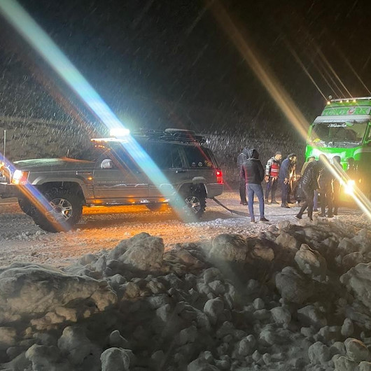 Yolda kalan tırın yardımına Off Roadcular koştu