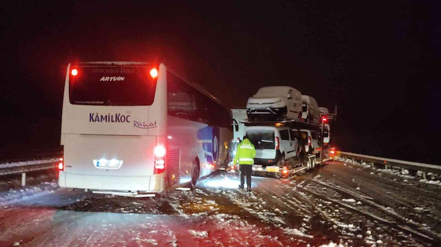 1 tır, 1 yolcu otobüsü ve 6 otomobil, yoğun kar yağışı ve buzlanma sebebi ile çarpıştı. 