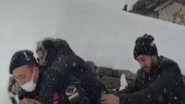 Kahramanmaraş'ta evleri yıkılmak üzere olan yaşlı çifti jandarma ekipleri sırtında taşıyarak kurtardı