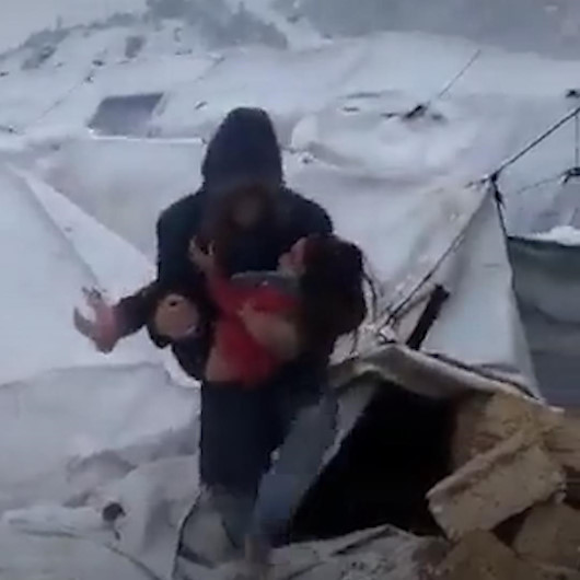 Suriyede meydana gelen kar fırtınası sebebiyle çok sayıda ailenin çadırı hasar gördü