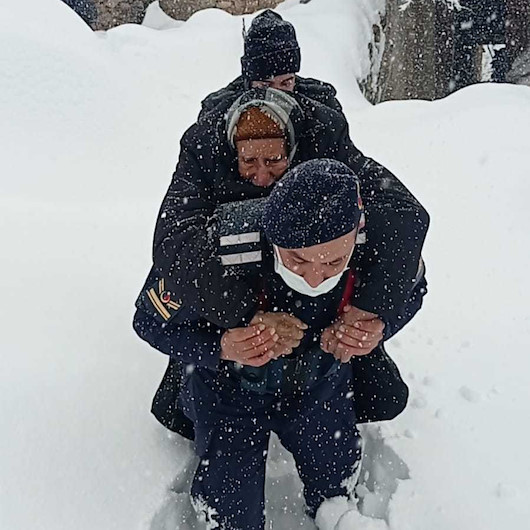 Evleri yıkılmak üzere olan yaşlı çifti jandarma sırtında taşıdı