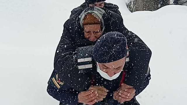 Evleri yıkılmak üzere olan yaşlı çifti jandarma sırtında taşıdı
