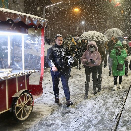 Yoğun kar yağışına aldırmayan İstanbullular İstiklal Caddesine akın etti