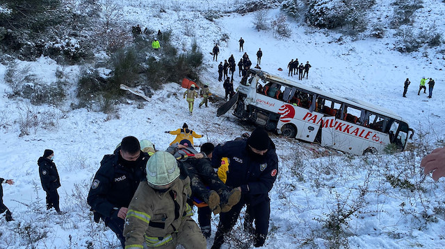 Kuzey Marmara Otoyolu'nda yolcu otobüsü şarampole yuvarlandı.