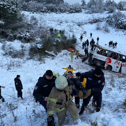 Kuzey Marmara Otoyolunda yolcu otobüsü şarampole yuvarlandı: 2 ölü 10 yaralı