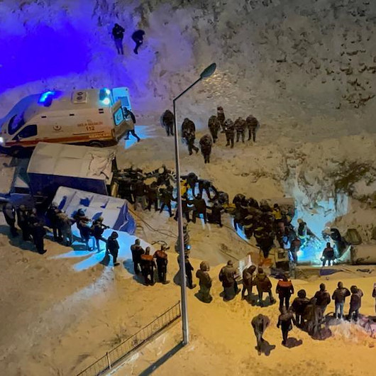Sivasta iki işçi girdikleri boruda zehirlendi
