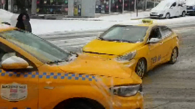 Esenyurt'ta buz tutan yollardaki kaza anları kamerada
