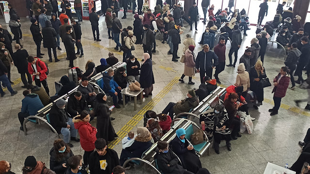 Konya'yı çevre illere bağlayan tüm yollar ulaşıma kapandı: Yolcular terminalde bekliyor