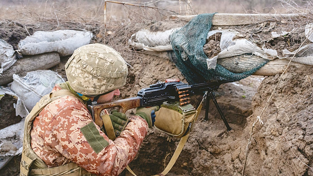 Ukrayna askerleri olası bir Rus müdahalesine karşı sınır hattında elleri tetikte bekliyor.