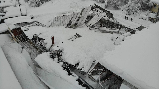 Kar sebebiyle Düzce'de çatı çöktü: 17 araç hasar gördü