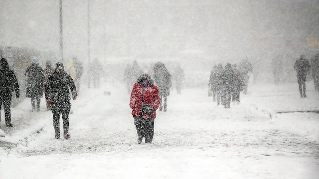 İstanbul'da yoğun kar yağışı nedeniyle mesai saatleri öne çekildi
