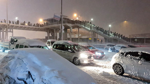 İstanbul'da kar nedeniyle ulaşım kilitlendi: Trafik durma noktasına gelirken metro ve metrobüslerde izdiham yaşandı