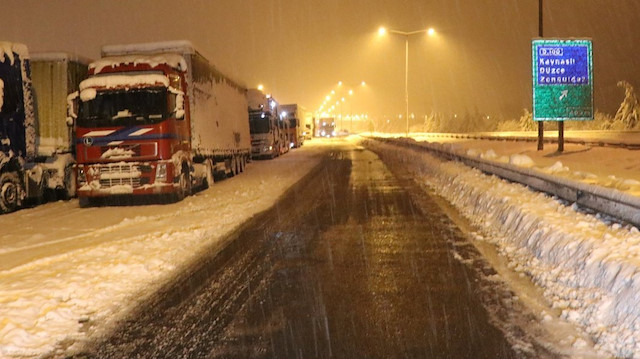 Düzce'den İstanbul yönüne giden araçların geçişine izin verilmeyecek.