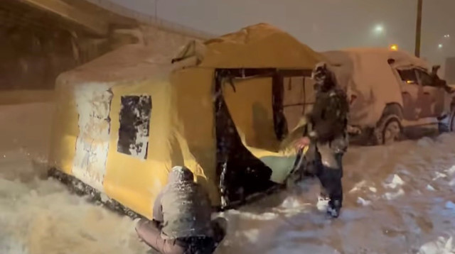 Aile dondurucu soğukta kurdukları çadırda ısınmaya çalıştı.