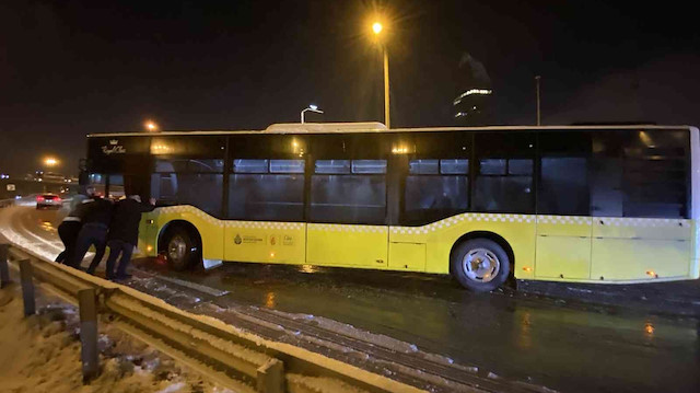 Kar lastiği olmayan İETT otobüsü 500T yolda kaldı.
