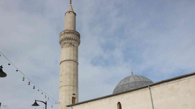 Kilis’te roketlerin hedefi olan camide saldırının izleri silindi.
