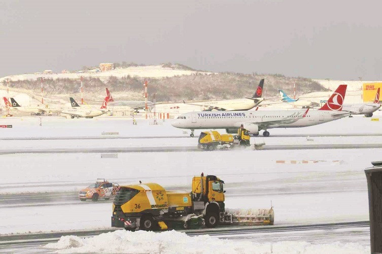 İstanbul Havalimanı'nda yoğun kar yağışı nedeniyle uçak seferleri iptal edildi.