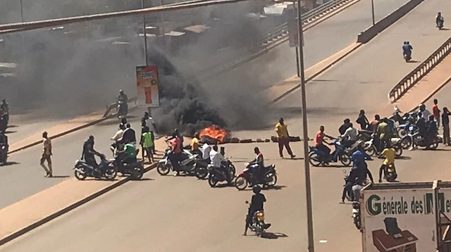 Burkina Faso'da Cumhurbaşkanı Kabore bir grup asker tarafından alıkonuldu.