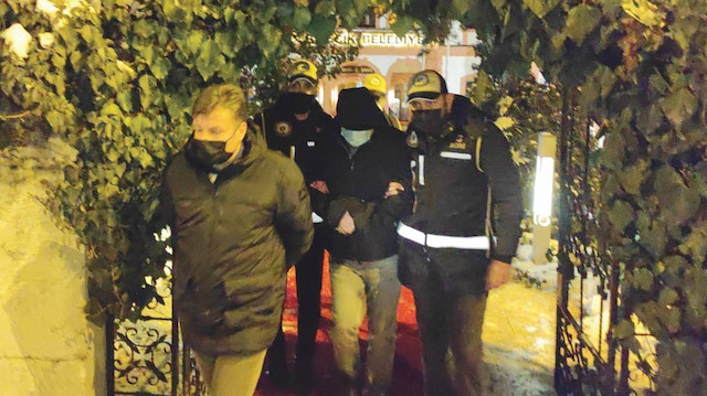 Rüşvet çarkının göbeğinde Semih Şahin’in danışmanı Selçuk Erdağı yer alıyor. Erdağı, belediye binasına yapılan baskında suçüstü yakalanmış, savcılık sorgusunun ardından çıkarıldığı mahkemece tutuklanmıştı.