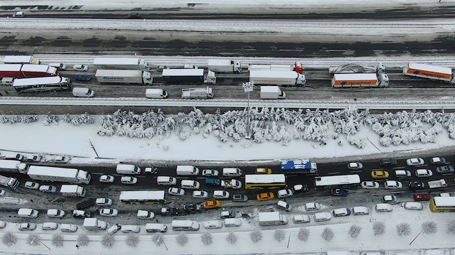 İstanbul'da dün akşam saatlerinde etkisini gösteren şiddetli kar yağışı ulaşımı olumsuz etkiledi.