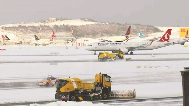 İstanbul’da etkili olan şiddetli kar yağışına bağlı olarak İstanbul Havalimanı’ndaki uçuşlar saat 13.00'a kadar uzatıldı. 