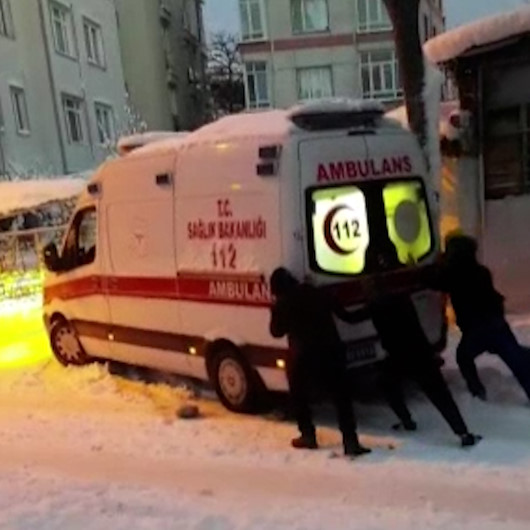 Küçükçekmecede karlı yolda ilerleyemeyen ambulansın yardımına vatandaşlar yetişti