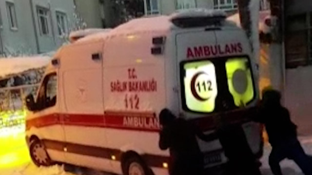 Küçükçekmece'de karlı yolda ilerleyemeyen ambulansın yardımına vatandaşlar yetişti