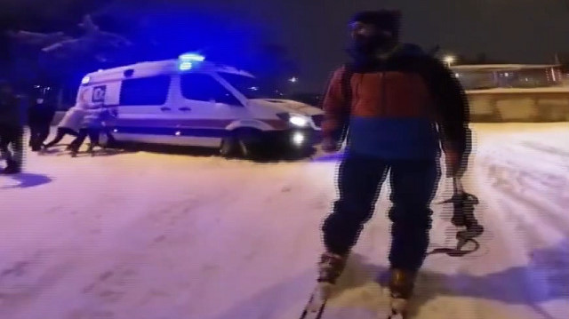 Araçlar yolda kaldı. Fatih Işık kayak takımlarıyla Avcılar'dan Firüzköy'e kadar gitti.