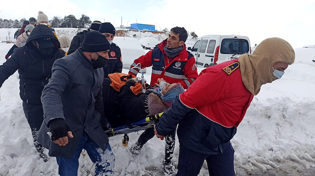 Ambulanstan alınan hamile kadın, itfaiye aracına konularak sağlık ekipleriyle Arnavutköy Devlet Hastanesi'ne getirildi.

