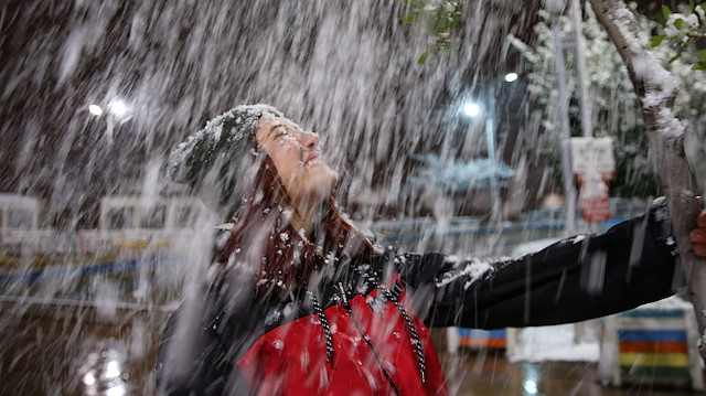 Antalya'da kar şaşkınlığı: Vatandaşlar kendini dışarı attı