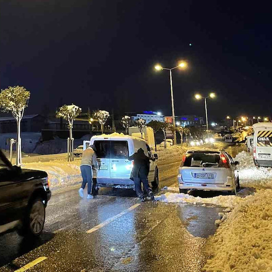 Hadımköyde sürücüler kar nedeniyle yolda kalan araçlarını çekiyor