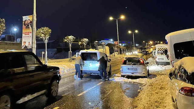 Hadımköy'de sürücüler kar nedeniyle yolda kalan araçlarını çekiyor