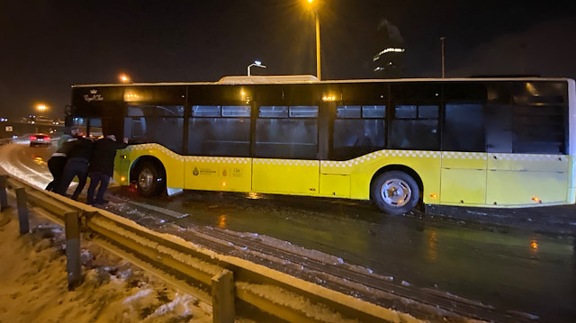 İstanbullunun kar çilesine İETT çilesi de eklendi: 22 saatte 69 otobüs yolda kaldı