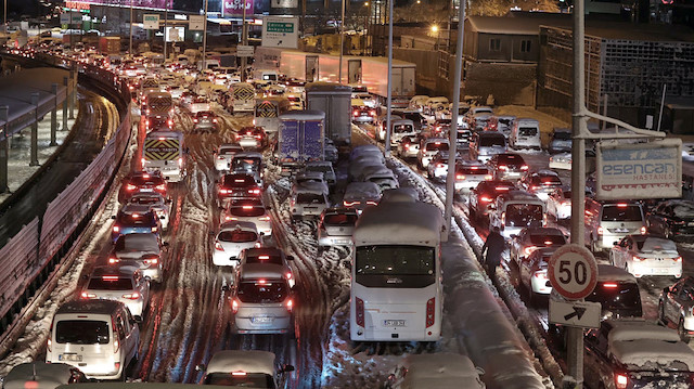 İstanbul'da kar esareti devam ediyor: 13.00'e kadar özel araçlar trafiğe çıkamayacak